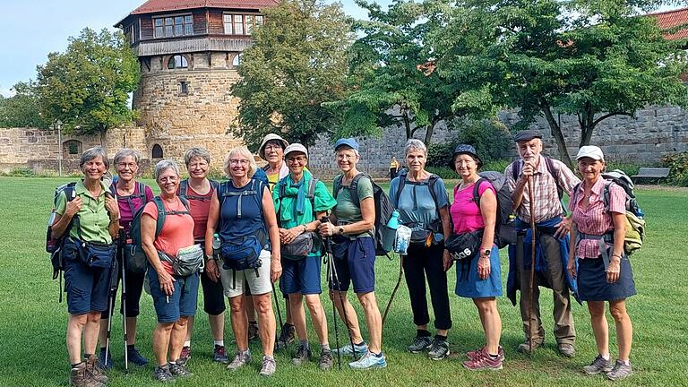 Die Teilnehmerinnen und Teilnehmer vor dem Dicken Turm in Esslingen.