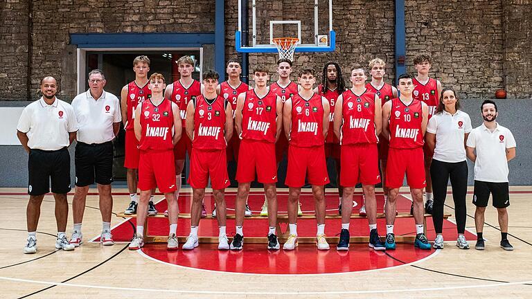 Die ProB-Mannschaft der VR-Bank Würzburg Baskets Akademie in der Saison 2024/25. Hintere Reihe von links nach rechts: Noah Wendland, Kristian Ortelli, Emanuel Weymar, Kapitän Lukas Roth, Tyrese Williams, Jonas März, Lucas Veller. Vordere Reihe von links nach rechts: Headcoach Alex King, Assistenztrainer Burkhard Steinbach, David Gerhard, Christian Skladanowski, Clemens Sokolov, Hannes Steinbach, Eduard Rantz, David Pisic, Athletik-Trainerin Eva Grosser, Assistenztrainer Diogo Cunha.