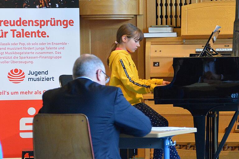 Anastasiia Salomatina (Bad Königshofen) aus der Altersgruppe A beim Vorspieltag im Orgelsaal der Berufsfachschule für Musik. Anastasiia Salomatina (Bad Königshofen) aus der Altersgruppe A beim Vorspieltag im Orgelsaal der Berufsfachschule für Musik.