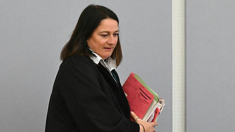 'Sie sind kein Monster': Richterin Kathrin Hofmann im Prozess gegen eine ehemalige Führungskraft des Rhön-Klinik Campus am Amtsgericht Bad Neustadt. 'Sie sind kein Monster': Richterin Kathrin Hofmann im Prozess gegen eine ehemalige Führungskraft des Rhön-Klinik Campus am Amtsgericht Bad Neustadt.