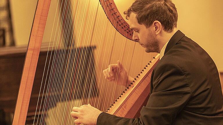 Maximilian Ehrhardt verzauberte sein Publikum im Musiksalon des Schlosses Weißenbrunn mit seinen Harfenklängen.