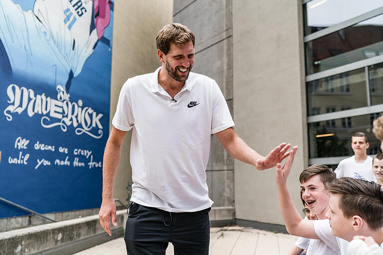 'Alle Träume sind verrückt, bis du sie wahr werden lässt.' Auch für die Schulmannschaft des Röntgen-Gymnasiums ging in den Sommerferien ein Traum in Erfüllung. Sie trafen den Basketball-Star.&nbsp;