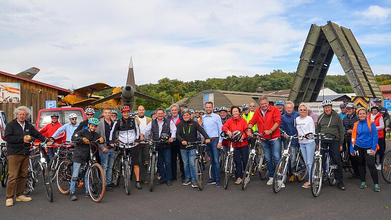 Knapp 100 radfahrbegeisterte Bürgerinnen und Bürger aus dem Landkreis waren der Einladung von Staatssekretär Gerhard Eck zu dessen siebter Radl Tour gefolgt. Eine Station hierbei war das Militärmuseum in Stammheim.