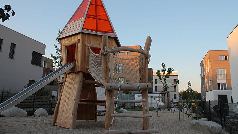 Der Spielplatz 'Zukunft' mit seiner 'Zeitkapsel'.