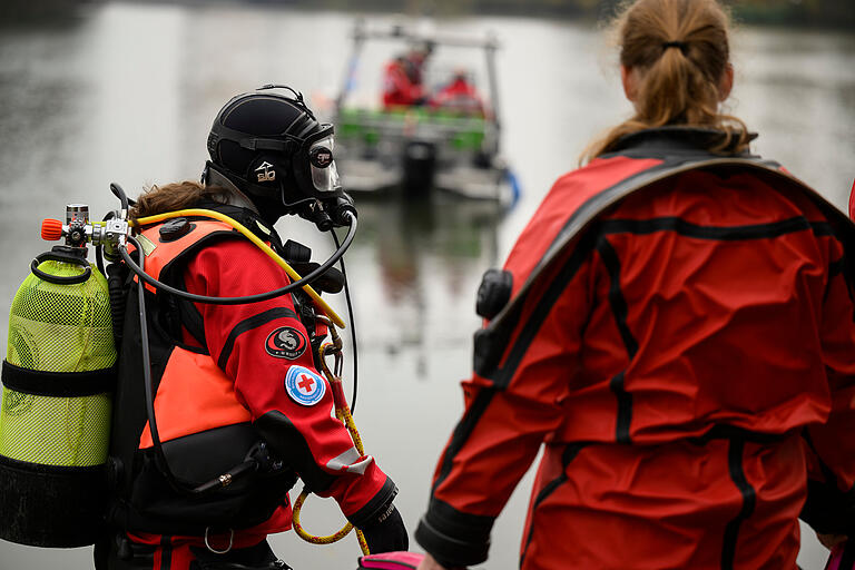 Geht ein Taucher der Schnelleinsatzgruppe Wasserrettung ins Wasser, steht ein Sicherungstaucher immer startklar bereit, notfalls zu Hilfe zu kommen. Geht ein Taucher der Schnelleinsatzgruppe Wasserrettung ins Wasser, steht ein Sicherungstaucher immer startklar bereit, notfalls zu Hilfe zu kommen.