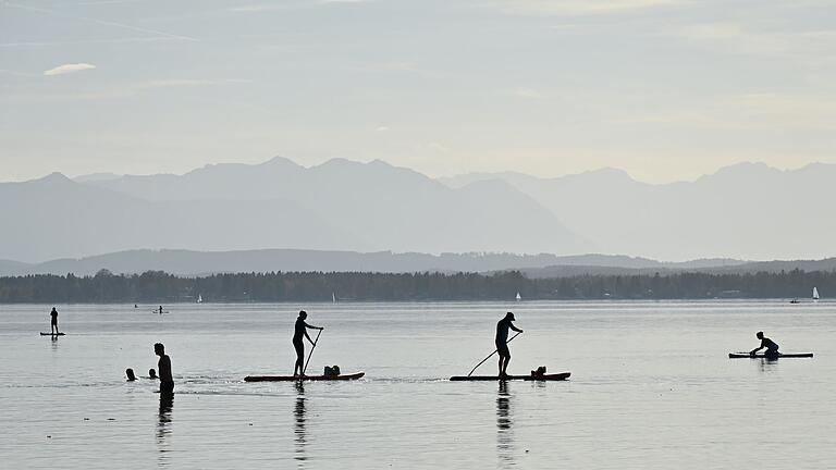 Badewetter im Oktober       -  Wassersport mit Stand-Up-Paddle-Boards wie hier am Starnberger See liegt weiter im Trend. (Archivbild)