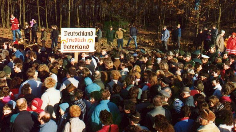 Einen Tag vor Heiligabend wurde 1989 der neue Grenzübergang Trappstadt-Eicha eröffnet. Ein Ereignis, das zahlreiche Menschen aus Franken und Thüringen feierten.