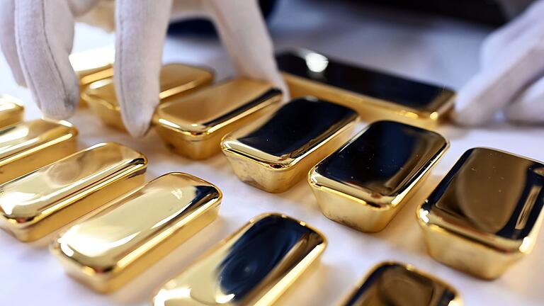 Frisch gegossene Goldbarren in Pforzheim       -  Goldpreis auf Rekordhoch (Symbolbild)