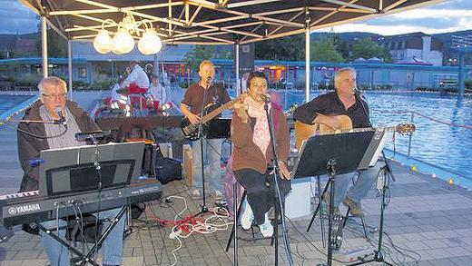 Musik von Strings'n Voices: Sängerin Marion Mahlo, Gitarrist Kurt Schmitt (rechts), Keyboarder Joe Doell und Joachim Schaller (Bass).