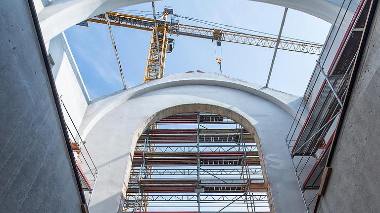 Der künftige Eingangsbereich bleibt vorerst ohne Dach, damit der Kran Bauteile einheben kann. Der künftige Eingangsbereich bleibt vorerst ohne Dach, damit der Kran Bauteile einheben kann.