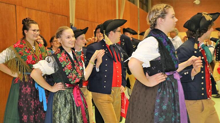 Impressionen vom Dreikönigstanz des Volkstrachtenvereins Röthlein.