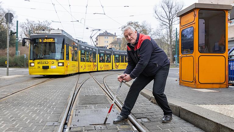 Einsatz für Henry Stürmer an der Straßenbahn-Haltestelle am Würzburger Sanderring: Dort stellt der 54-Jährige mit einer Metallstange die Weiche. Auf seine Einsätze wartet er in dem kleinen Häuschen.&nbsp;