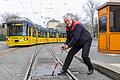 Einsatz für Henry Stürmer an der Straßenbahn-Haltestelle am Würzburger Sanderring: Dort stellt der 54-Jährige mit einer Metallstange die Weiche. Auf seine Einsätze wartet er in dem kleinen Häuschen.&nbsp;