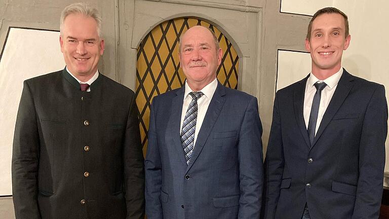 Markt Einersheims Bürgermeister Herbert Volkamer (Mitte) hat jetzt mit Tobias Schramm (rechts) einen neuen Stellvertreter, 3. Bürgermeister ist jetzt Bent Hanel (links).