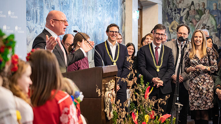 Rund 400 Gäste aus Politik und Gesellschaft besuchten am Sonntag (22.01.23) den Neujahrsempfang der Stadt Würzburg. Redner war in diesem Jahr  Markus Lewe, Präsident des Deutschen Städtetages. Lewe ist seit 2009 Oberbürgermeister der Stadt Münster in Nordrhein-Westfalen. 2013 wurde er Mitglied im Präsidium des Deutschen Städtetages und ist seit 2021 zum zweiten Mal Präsident des Städtetages, einem Zusammenschluss von kreisfreien und kreisangehörigen Städten in Deutschland.