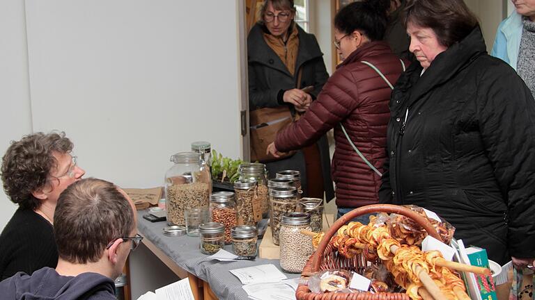 Christina Fallenbacher (links) vom 'Naturhof Siebensachen' aus Kleinmünster bot verschiedene Samensorten an. Christina Fallenbacher (links) vom 'Naturhof Siebensachen' aus Kleinmünster bot verschiedene Samensorten an.