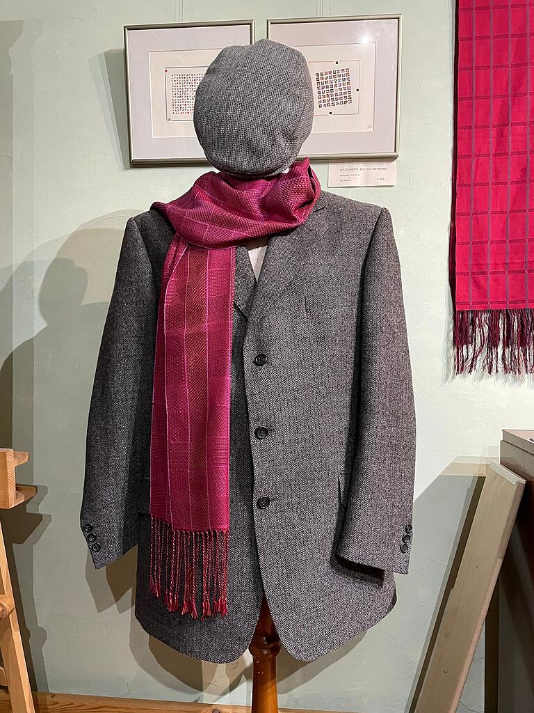 Ausstellungsraum von Hans Merkel in Zeil am Main. Mütze, Schal, Jacke: zeitloses Design statt Modetrends. Ausstellungsraum von Hans Merkel in Zeil am Main. Mütze, Schal, Jacke: zeitloses Design statt Modetrends.