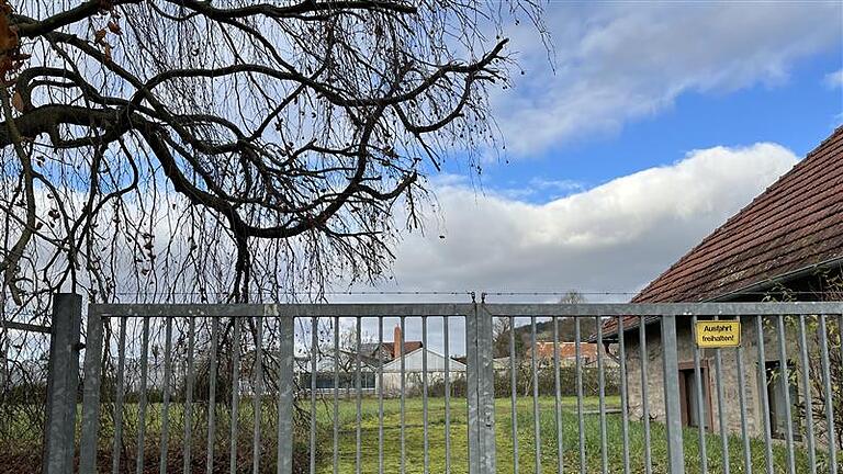 Jugendzentrum Hammelburg: Neuer Standort - Das ehemalige Rot-Kreuz-Gebäude in der Saaletalstraße Richtung Diebach könnte nach Vorstellungen von Reimar Glückler künftig das Hammelburger Jugendzentrum beherbergen. Allerdings fehlen dort Außenanlagen. Jugendzentrum Hammelburg: Neuer Standort - Das ehemalige Rot-Kreuz-Gebäude in der Saaletalstraße Richtung Diebach könnte nach Vorstellungen von Reimar Glückler künftig das Hammelburger Jugendzentrum beherbergen. Allerdings fehlen dort Außenanlagen.