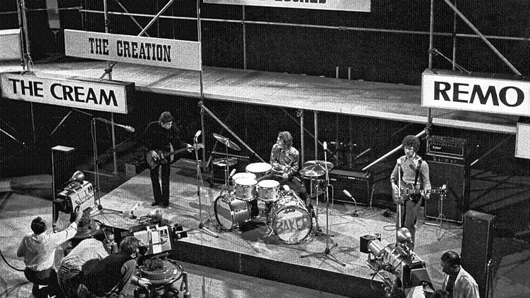 Beat-Club wird 40       -  Those were the Days: Auftritt des britischen Rock-Trios Cream (mit, von rechts, Eric Clapton, Ginger Baker und Jack Bruce) im Beat-Club. Das &bdquo;The&ldquo; im Namen, das auf dem Banner links oben steht, ist falsch &ndash; die Band hieß nur Cream.