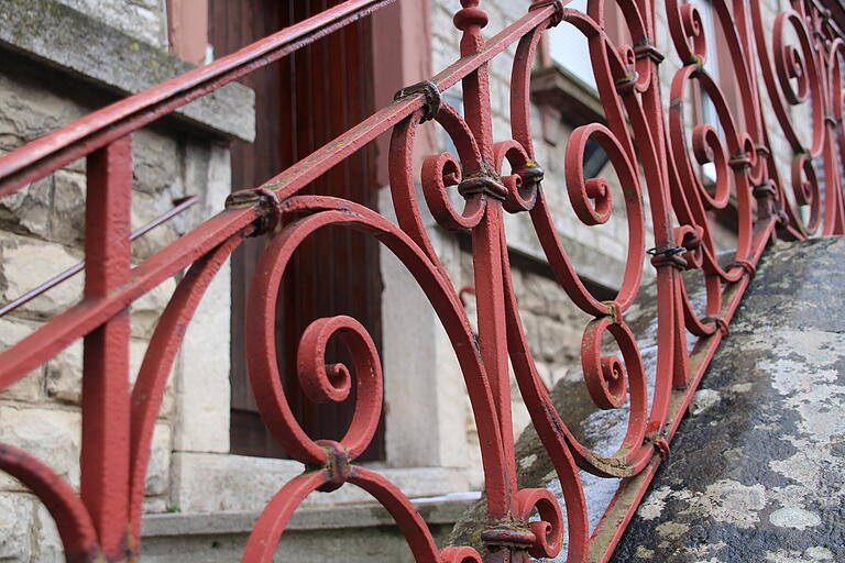 Das Bürgerhaus hat noch viele erhaltenswerte Details aus seiner Entstehungszeit, etwa das Geländer an der Außentreppe.