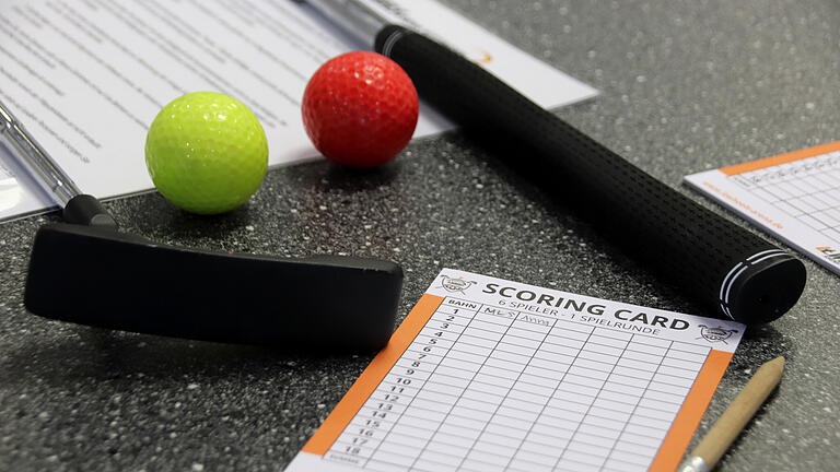Unserer Reporterinnen Maria Lisa Schiavone und Anna Kirschner haben die neue Adventure Golf Anlage in Kitzingen getestet. Wie beim Minigolf bekommt man einen Zettel, um die benötigten Schläge vom Start zum Zielloch aufzuschreiben.