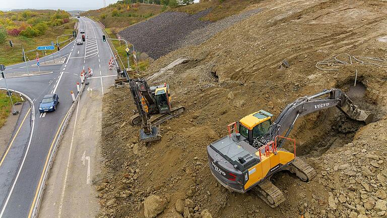 Die Sanierung nach dem erneuten Böschungsrutsch an der B 279 zwischen Bad Königshofen und Bad Neustadt auf Höhe der Autobahnauffahrt zur A 71 läuft bereits.