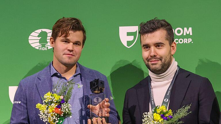 FIDE Blitzschach-WM in New York       -  Magnus Carlsen (l) und Jan Nepomnjaschtschi teilen sich den Sieg bei der Blitzschach-WM.
