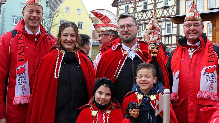 Ziel erreicht! Das Kinderprinzenpaar Mila und Jenrik freut sich gemeinsam mit Prinzessin Theresa II. und Prinz Daniel II. sowie MKG-Präsident Volker Gue (links) und Ehrenpräsident Thomas Dietz (rechts) über die Eroberung des Rathausschlüssels. Ziel erreicht! Das Kinderprinzenpaar Mila und Jenrik freut sich gemeinsam mit Prinzessin Theresa II. und Prinz Daniel II. sowie MKG-Präsident Volker Gue (links) und Ehrenpräsident Thomas Dietz (rechts) über die Eroberung des Rathausschlüssels.