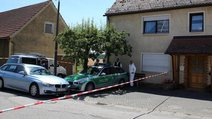 Ein Polizeifahrzeug steht am 10.07.2015 in Leutershausen bei Ansbach an einem abgesperrten Tatort. Ein Amokläufer hatte dort mindestens zwei Menschen getötet. Die Polizei konnte den mutmaßlichen Täter kurz darauf festnehmen.