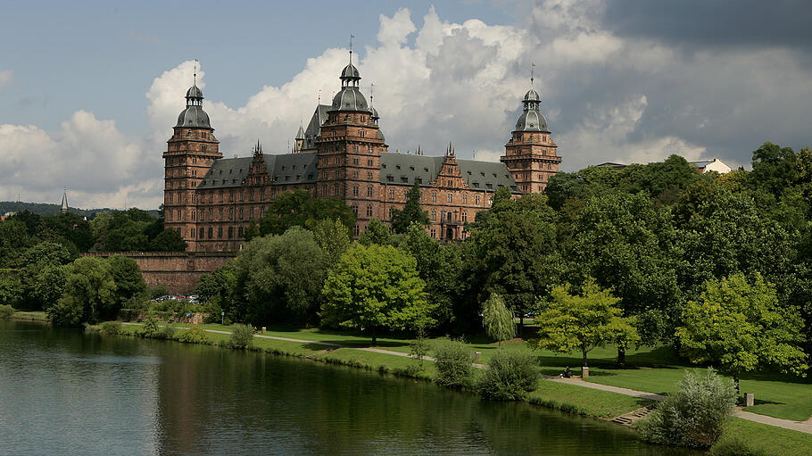 Schloss Johannisburg Aschaffenburg       -  Das Schloss Johannisburg am Main ist das Wahrzeichen von Aschaffenburg.