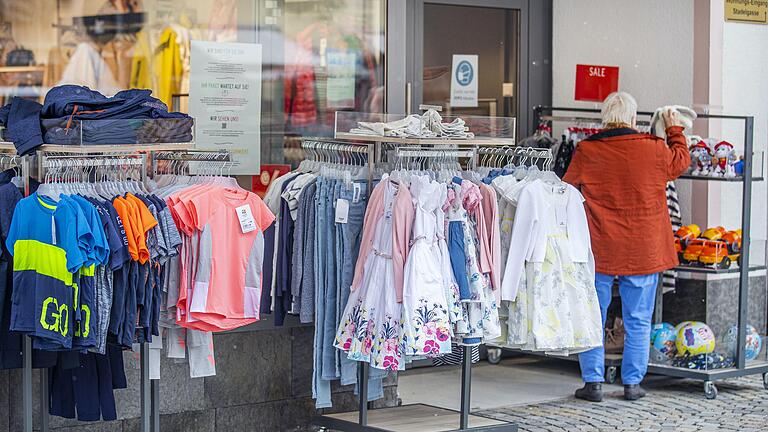 Der Inzidenzwert hat am Wochenende die kritische 100er-Grenze überschritten. Daher drohen im Landkreis Haßberge Einschränkungen, die unter anderem den Einzelhandel betreffen können. Der Inzidenzwert hat am Wochenende die kritische 100er-Grenze überschritten. Daher drohen im Landkreis Haßberge Einschränkungen, die unter anderem den Einzelhandel betreffen können. 