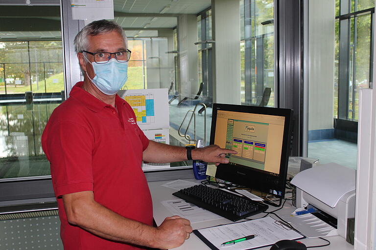 Auch im Hallenbad muss Hausmeister Stefan Schmitt etwa den Chlorgehalt und den Wasserstand kontrollieren.