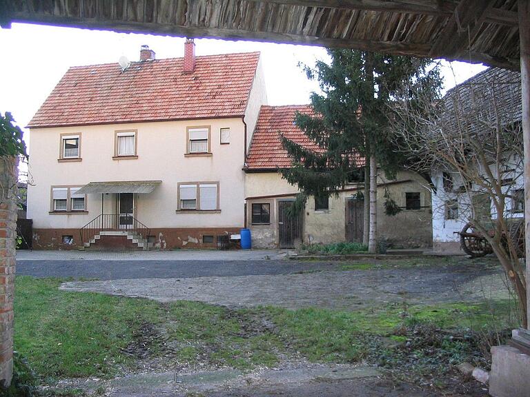 So sah das Wohnhaus am fränkischen Dreiseithof in Sulzheim vor seinem Umbau durch Markus und Judith Kleinhenz aus. So sah das Wohnhaus am fränkischen Dreiseithof in Sulzheim vor seinem Umbau durch Markus und Judith Kleinhenz aus.