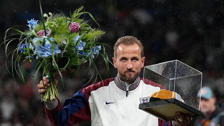 England - Finnland       -  Harry Kane bekam vor seinem Jubiläumsspiel eine goldene Kappe überreicht.