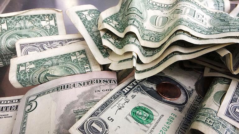 Dollarscheine       -  In den USA ist die Inflationsrate zuletzt wieder gestiegen. (Symbolbild)