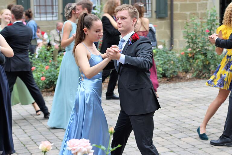 Eine in der Form ungewöhnliche, wie schöne Tradition: Der Schlosstanz am Kirchweih-Montag in Rüdenhausen. Elf Paare drehten diesmal ihre Runden im Schlosshof. Eine in der Form ungewöhnliche, wie schöne Tradition: Der Schlosstanz am Kirchweih-Montag in Rüdenhausen. Elf Paare drehten diesmal ihre Runden im Schlosshof.