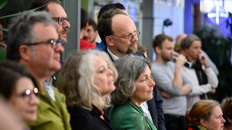 Katerstimmung bei der Wahlparty der Grünen: Der Würzburger Direktkandidat Patrick Friedl liegt am späteren Abend deutlich hinter seiner Konkurrentin von der CSU. Katerstimmung bei der Wahlparty der Grünen: Der Würzburger Direktkandidat Patrick Friedl liegt am späteren Abend deutlich hinter seiner Konkurrentin von der CSU.