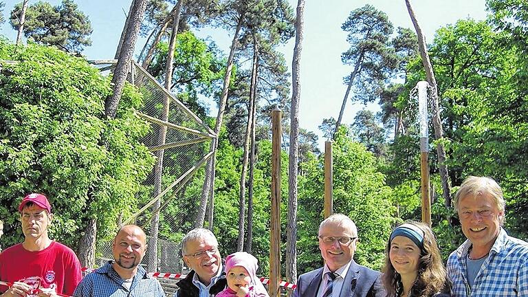 Ideengeber, Förderer und Baumeister des Wasserspielplatzes: (von links) Tierpark-Mitarbeiter Jochen Kempf, Landschaftsbauer Andreas Göb, Planer Hans-Jörg Riedl mit Marie, Helmut Heitzer (VR-Bank), Studentin Linda Hannwacker und Tierpark-Leiter Thomas Dodenhoff. Ideengeber, Förderer und Baumeister des Wasserspielplatzes: (von links) Tierpark-Mitarbeiter Jochen Kempf, Landschaftsbauer Andreas Göb, Planer Hans-Jörg Riedl mit Marie, Helmut Heitzer (VR-Bank), Studentin Linda Hannwacker und Tierpark-Leiter Thomas Dodenhoff.