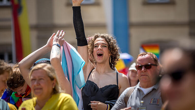 Christopher Street Day in Würzburg       -  Mehrere Tausend Teilnehmer gehen am Samstag (24.06.23) beim Umzug zum Christopher Street Day (CSD) mit Fahnen und Plakaten durch die Würzburger Innenstadt. Der CSD steht dieses Jahr unter dem Motto „One world equal love“.