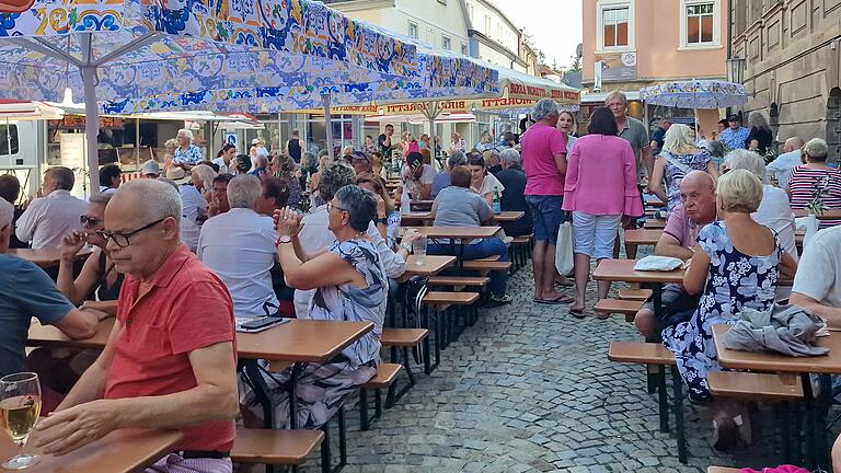 Gut besucht war das italienische Genussfest schon am Eröffnungsabend. - Gut besucht war das italienische Genussfest schon am Eröffnungsabend. Gut besucht war das italienische Genussfest schon am Eröffnungsabend. - Gut besucht war das italienische Genussfest schon am Eröffnungsabend.