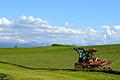 Agrarreform       -  Ein Landwirt wendet in der Nähe von Issing in Oberbayern das Heu auf seinem Feld. Foto: Nicolas Armer