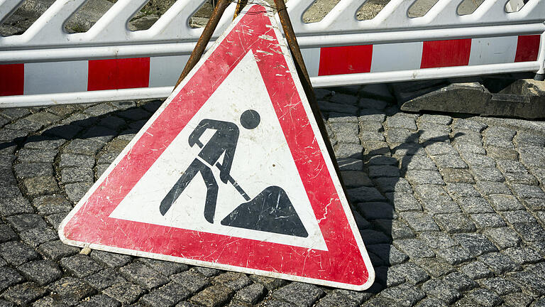 men at work sign       -  Symbolbild: Straßensperrung