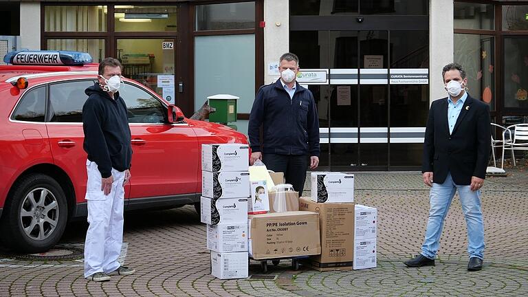 Mit zusätzlicher Schutzausrüstung unterstützt der Landkreis Würzburg das Seniorenzentrum Fuchsenmühle. Bei der Übergabe von links:    Pflegedienstleiter Matthias Beck, Kreisbrandrat Michael Reitzenstein und der kommissarische Einrichtungsleiter Michael Ströbel.