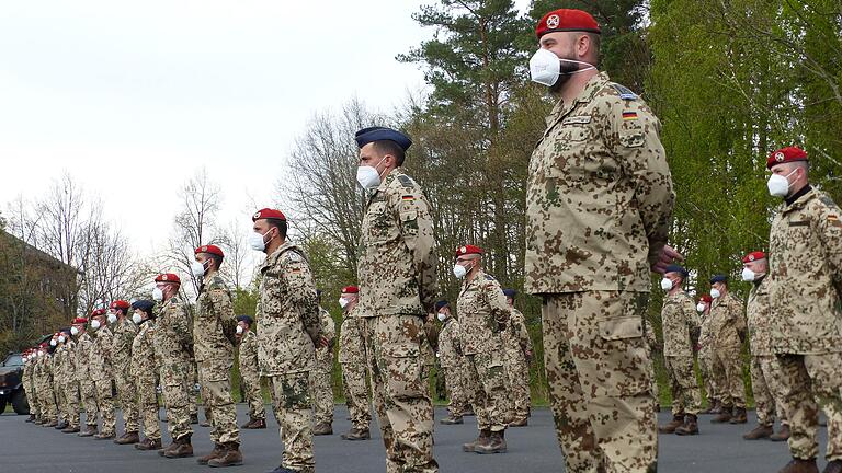 Die vom Auslandseinsatz zurückgekehrten Soldaten sind in ihrem Kampfanzug zum Begrüßungsappell angetreten