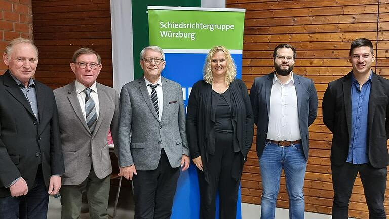 Das Führungsteam der Schiedsrichtergruppe Würzburg mit (von links) Vergnügungswart Werner Wunderling, Kassier Oswald Prozeller, dem stellvertretenden Obmann Helmut Zischek, Schiedsrichterinnen-Beauftragter Alexandra Bauer, dem neuen Obmann Marcel Scherer und Lehrwart Stefan Kuffer.