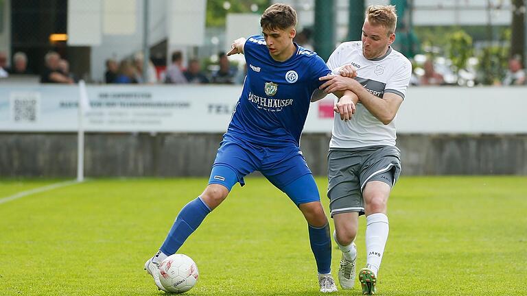 Luis Wagner (links) vom FV 04 Würzburg im Zweikampf mit Simon Weiglein vom FC Geesdorf. Bis einige Minuten vor Ende der ersten Halbzeit hielten die defensiv kompakten Geesdorfer den Gegner von ihrem Tor fern.