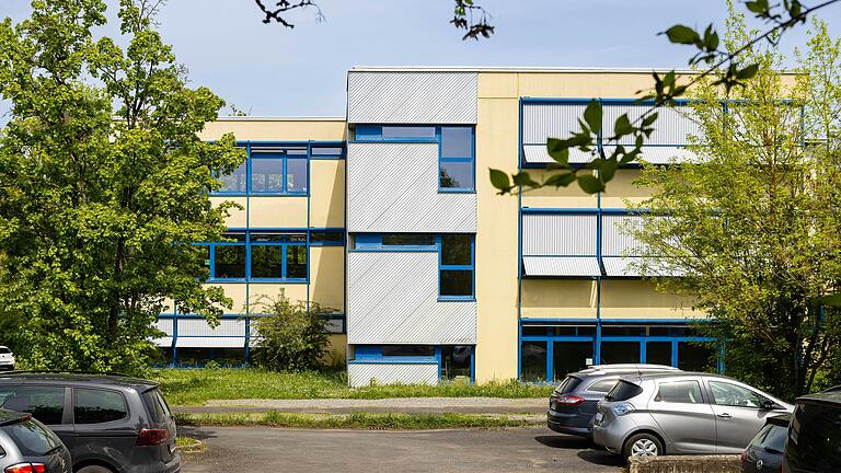 Richtig ins Geld geht der geplante Neubau für die Grund- und Mittelschule am Lülsfelder Weg in Gerolzhofen, der ab 2026 anstelle der in die Jahre gekommenen Gebäude errichtet werden soll. Allein bis zum Jahr 2030 werden die beiden Schulverbände Baukosten von insgesamt über 18 Millionen Euro auf ihre Mitgliedsgemeinden umlegen. Richtig ins Geld geht der geplante Neubau für die Grund- und Mittelschule am Lülsfelder Weg in Gerolzhofen, der ab 2026 anstelle der in die Jahre gekommenen Gebäude errichtet werden soll. Allein bis zum Jahr 2030 werden die beiden Schulverbände Baukosten von insgesamt über 18 Millionen Euro auf ihre Mitgliedsgemeinden umlegen.