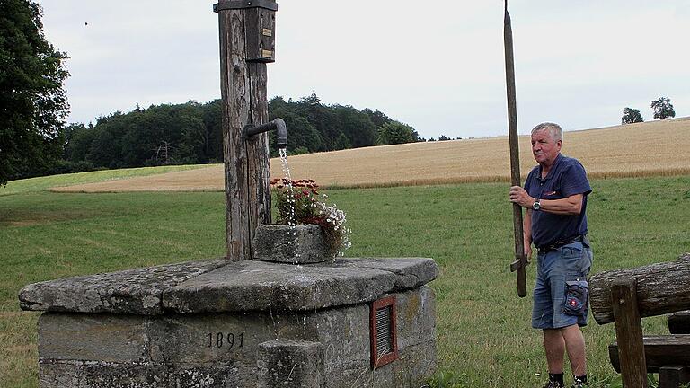 Am Erlebnisweg „Quellen um Jesserndorf“ ist künftig dieser Ziehbrunnen aus dem Jahre 1891 zu sehen; hier mit Heinz Fausten. Am Erlebnisweg „Quellen um Jesserndorf“ ist künftig dieser Ziehbrunnen aus dem Jahre 1891 zu sehen; hier mit Heinz Fausten.
