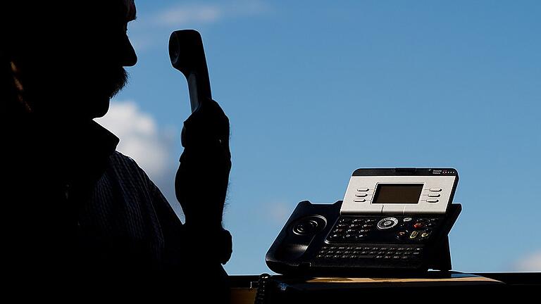 Illustration Enkeltrick - Ein Mann posiert mit einem Telefon. Alles nur gestellt. Allerdings sind Telefonbetrügereien Realität, auch in Kitzingen, wo jetzt zwei Fälle aus diesem Jahr bekannt wurden. Illustration Enkeltrick - Ein Mann posiert mit einem Telefon. Alles nur gestellt. Allerdings sind Telefonbetrügereien Realität, auch in Kitzingen, wo jetzt zwei Fälle aus diesem Jahr bekannt wurden.
