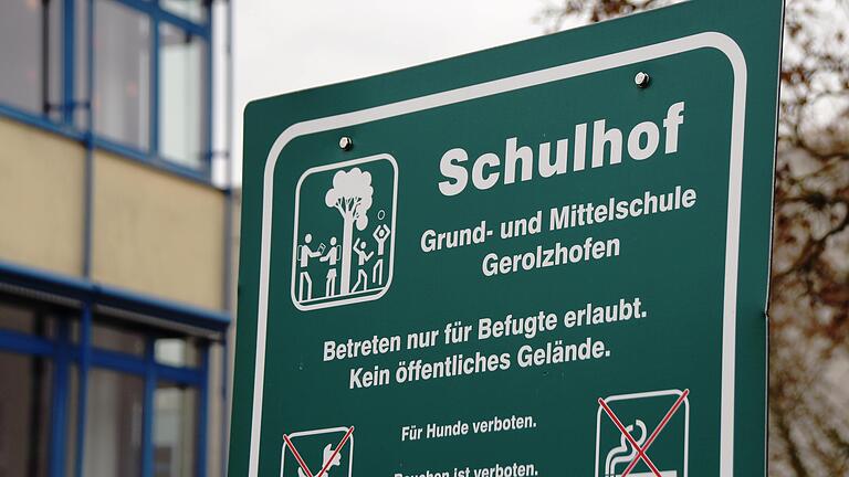 Was wird aus den in hohem Maße sanierungsbedürftigen Gebäuden von Grund- und Mittelschule am Lülsfelder Weg in Gerolzhofen? Darum ging es jetzt im großen Kreis bei einer Informationsveranstaltung in der Aula der Mittelschule. Was wird aus den in hohem Maße sanierungsbedürftigen Gebäuden von Grund- und Mittelschule am Lülsfelder Weg in Gerolzhofen? Darum ging es jetzt im großen Kreis bei einer Informationsveranstaltung in der Aula der Mittelschule. 